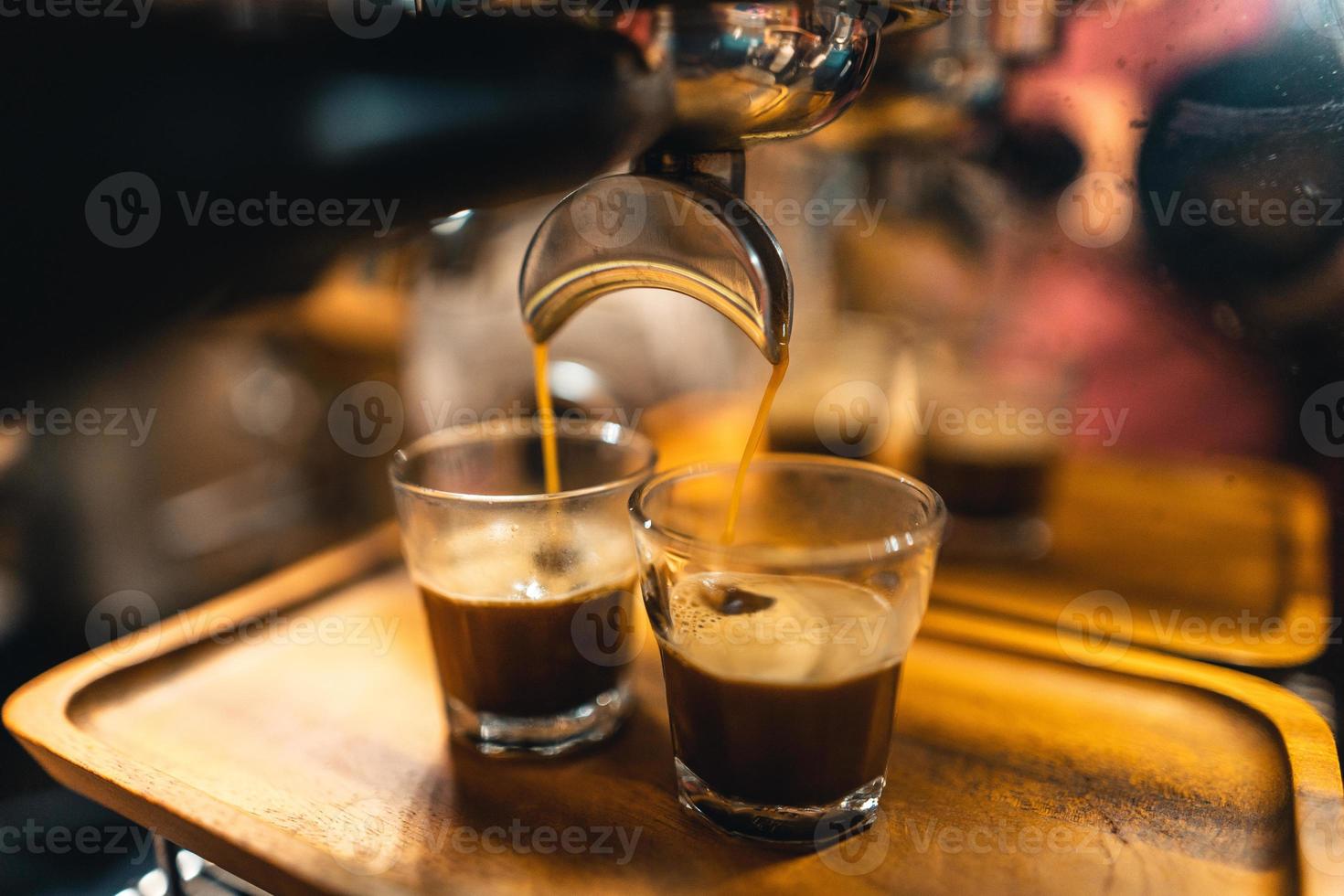 thuis koffie zetten uit de machine, espresso koffie zetten thuis uit de machine machine foto