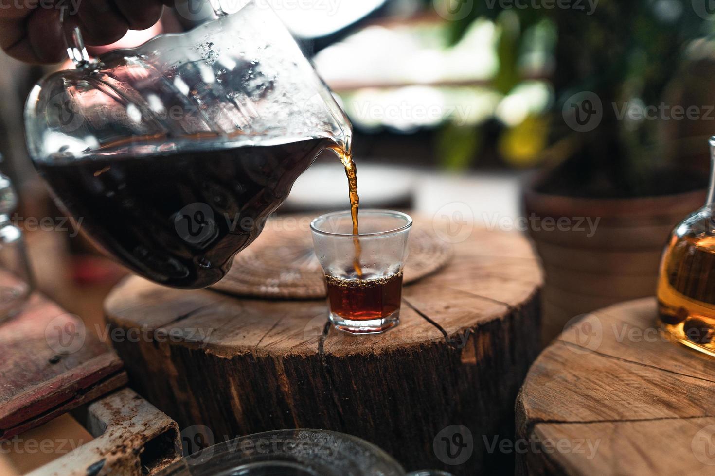 een heet water over een infuuskoffie gieten foto