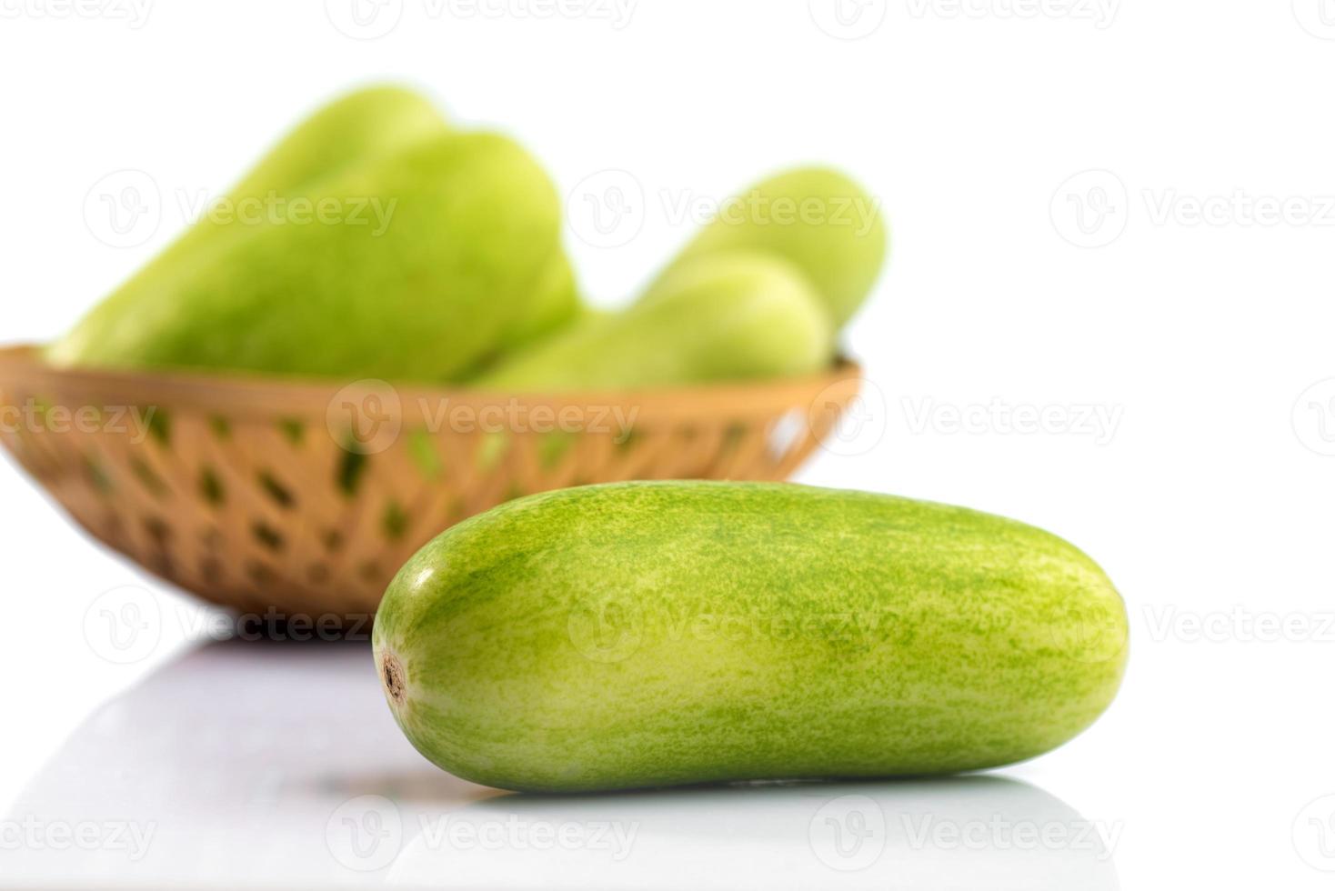 verse komkommers geïsoleerd op witte achtergrond foto