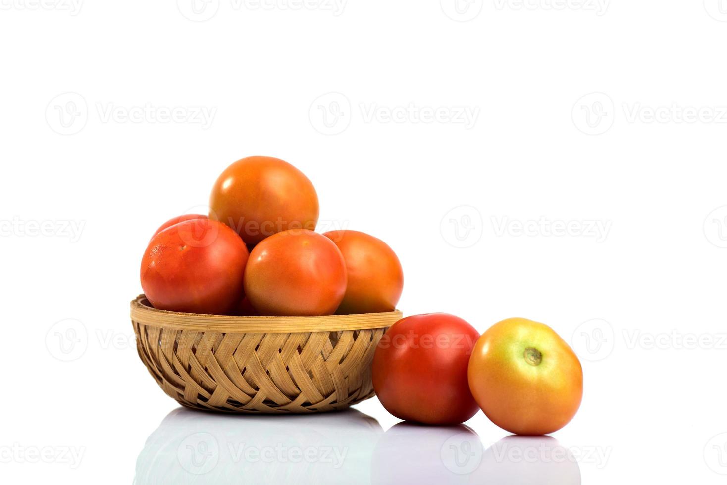 verse tomaten op witte achtergrond. foto