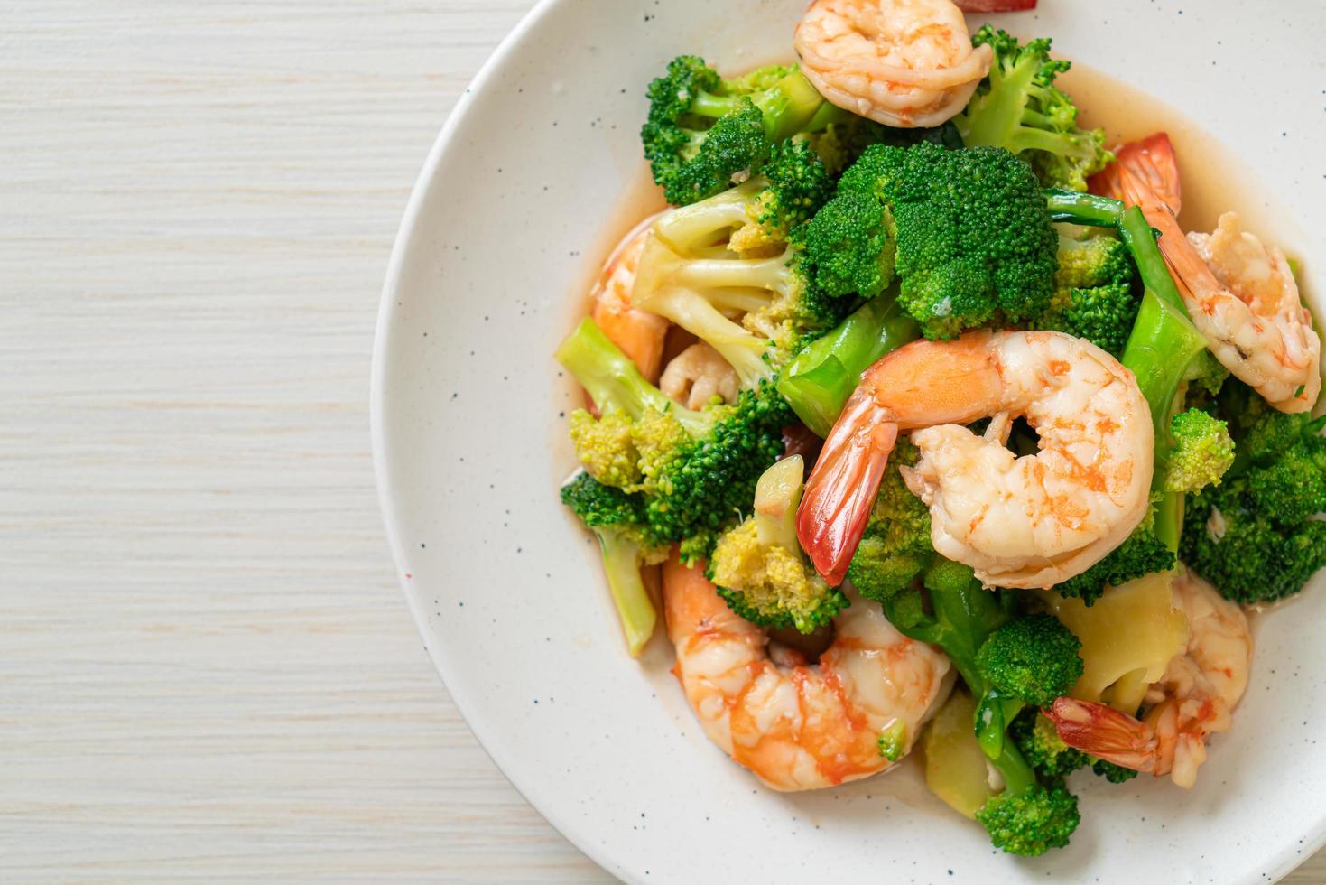 roergebakken broccoli met garnalen - huisgemaakte gerechten foto