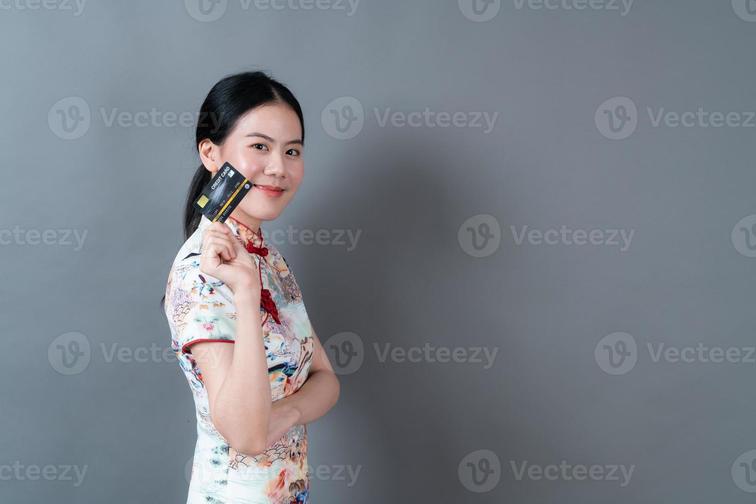 aziatische vrouw draagt chinese traditionele kleding met creditcard foto