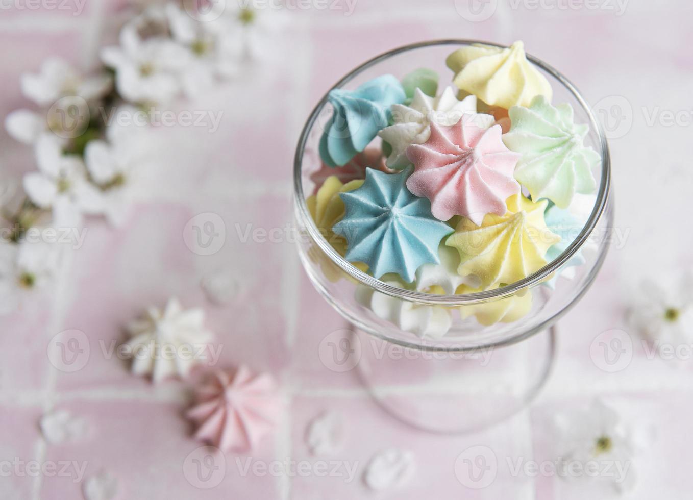 kleine kleurrijke schuimgebakjes in het glas foto