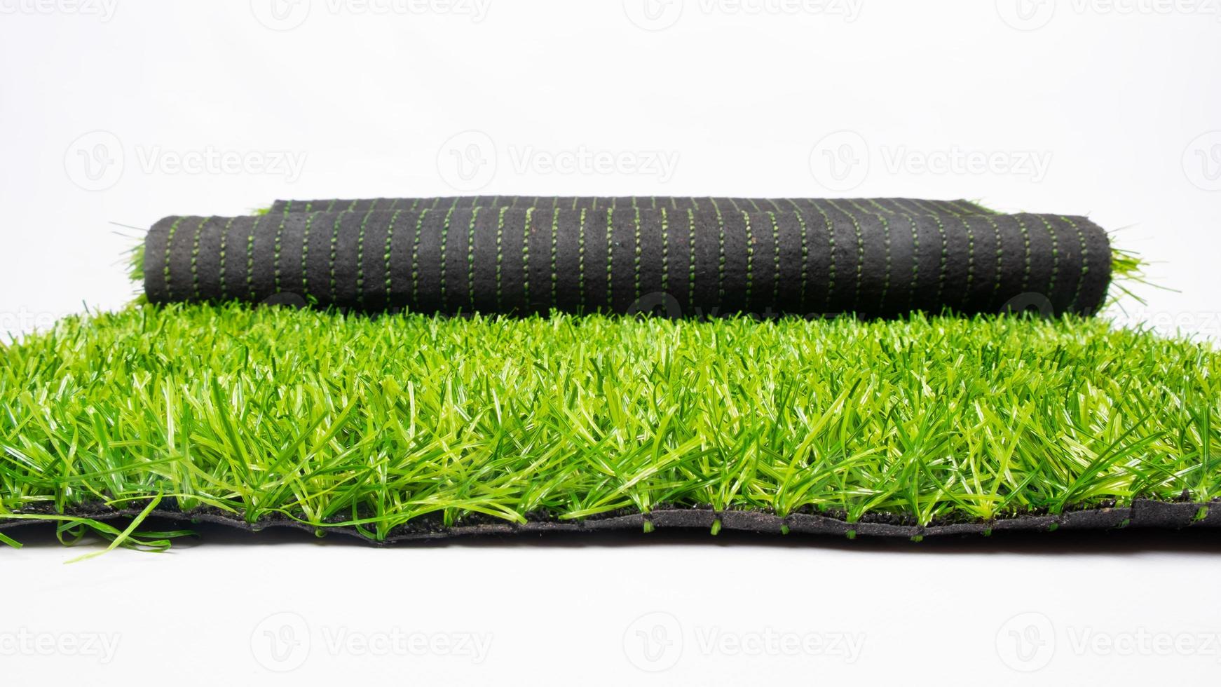 Roll van kunstmatig groen gras geïsoleerd op een witte achtergrond, gazon foto