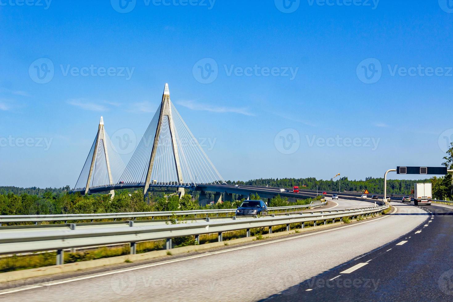 verkeer in de zomer op de uddevallabron-brug in uddevalla, zweden. foto