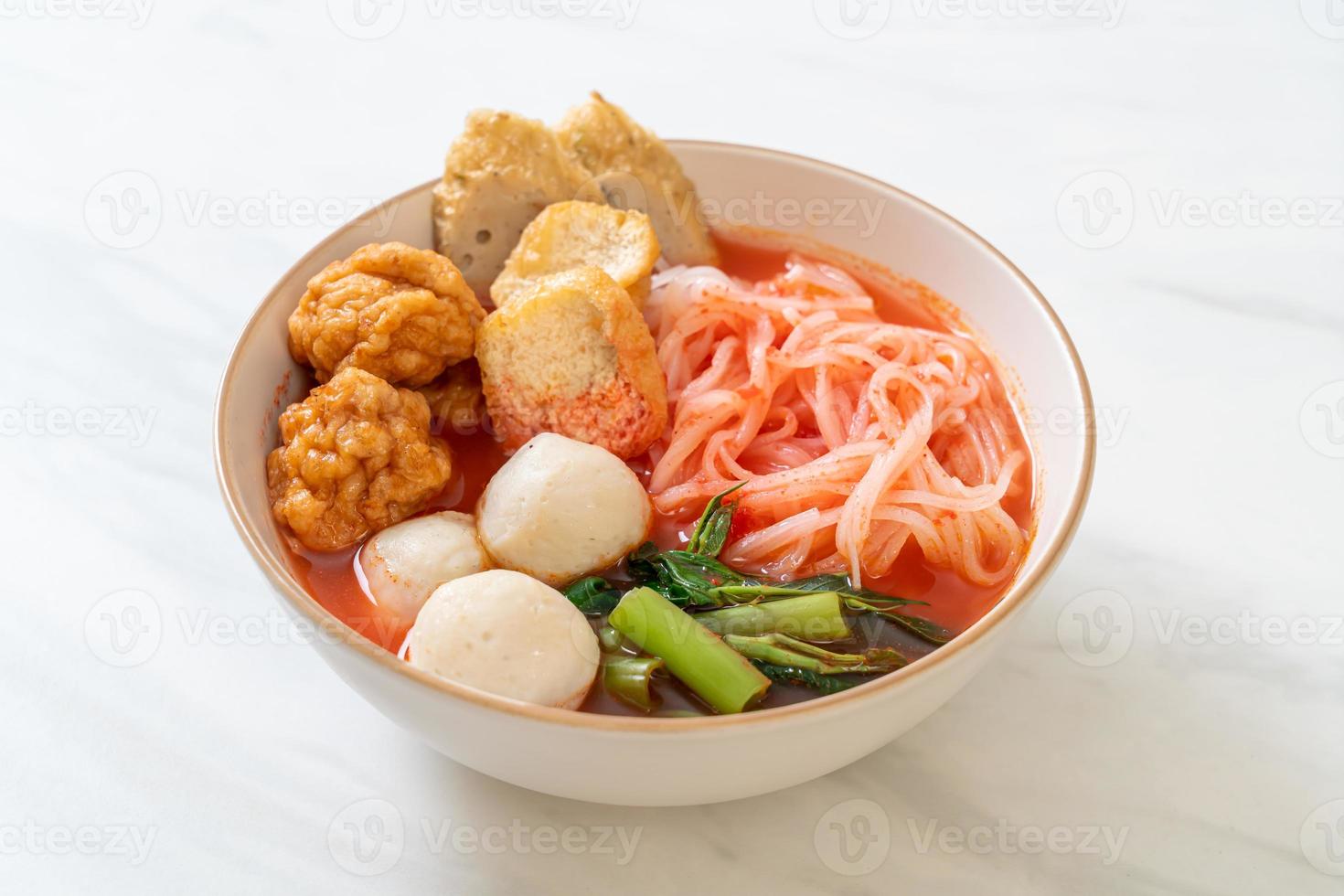 kleine platte rijstnoedels met visballetjes en garnalenballetjes in roze soep, yen ta four of yen ta fo - Aziatisch eten foto
