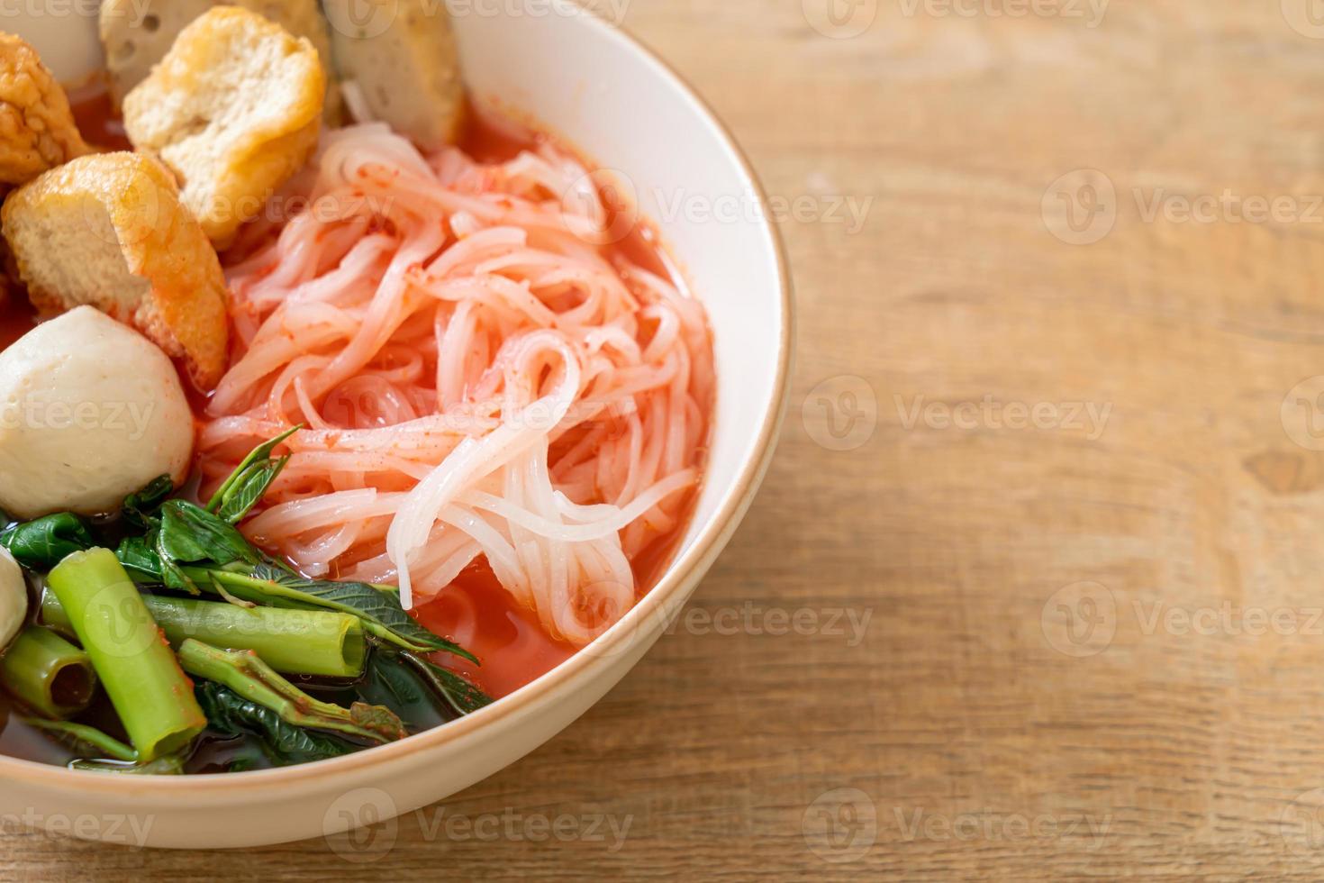 kleine platte rijstnoedels met visballetjes en garnalenballetjes in roze soep, yen ta four of yen ta fo - Aziatisch eten foto