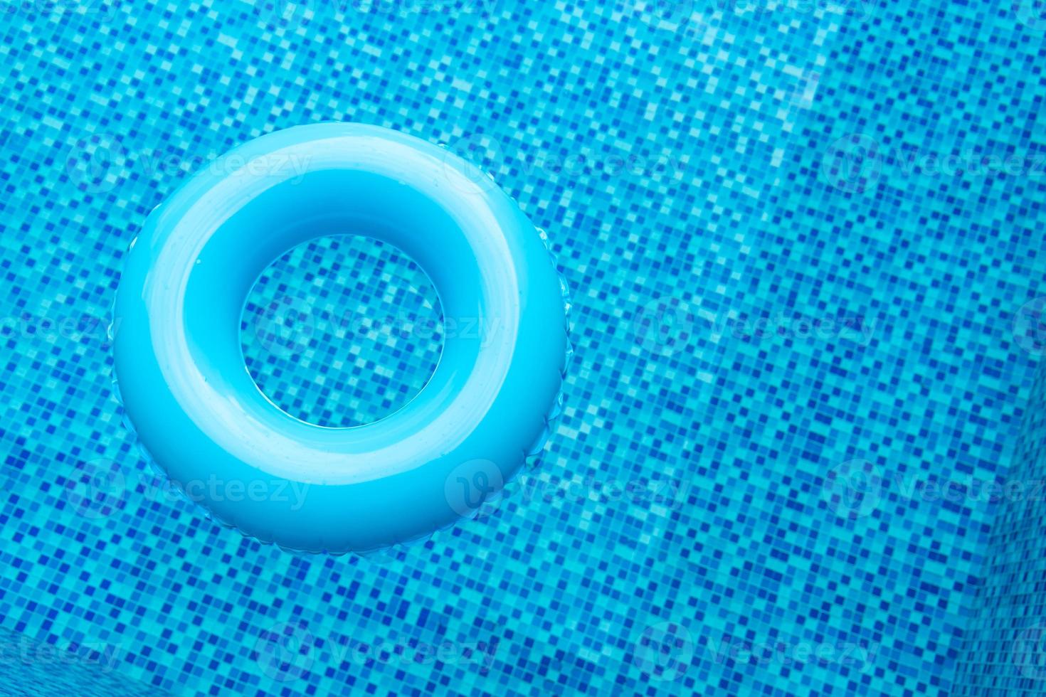 zwemring in blauw zwembad foto