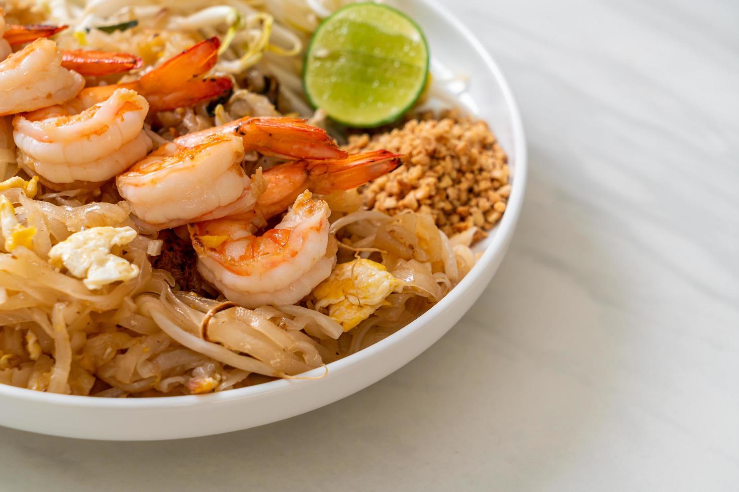 roergebakken noedels met garnalen en spruitjes of pad thai - Aziatisch eten food foto