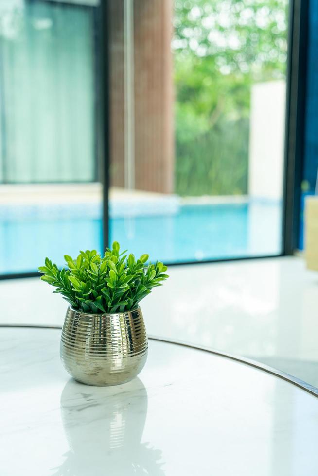 plant in vaas decoratie op tafel in woonkamer foto