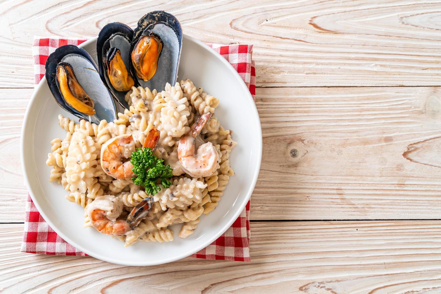 spiraalvormige pasta-champignonroomsaus met zeevruchten - italiaanse eetstijl foto