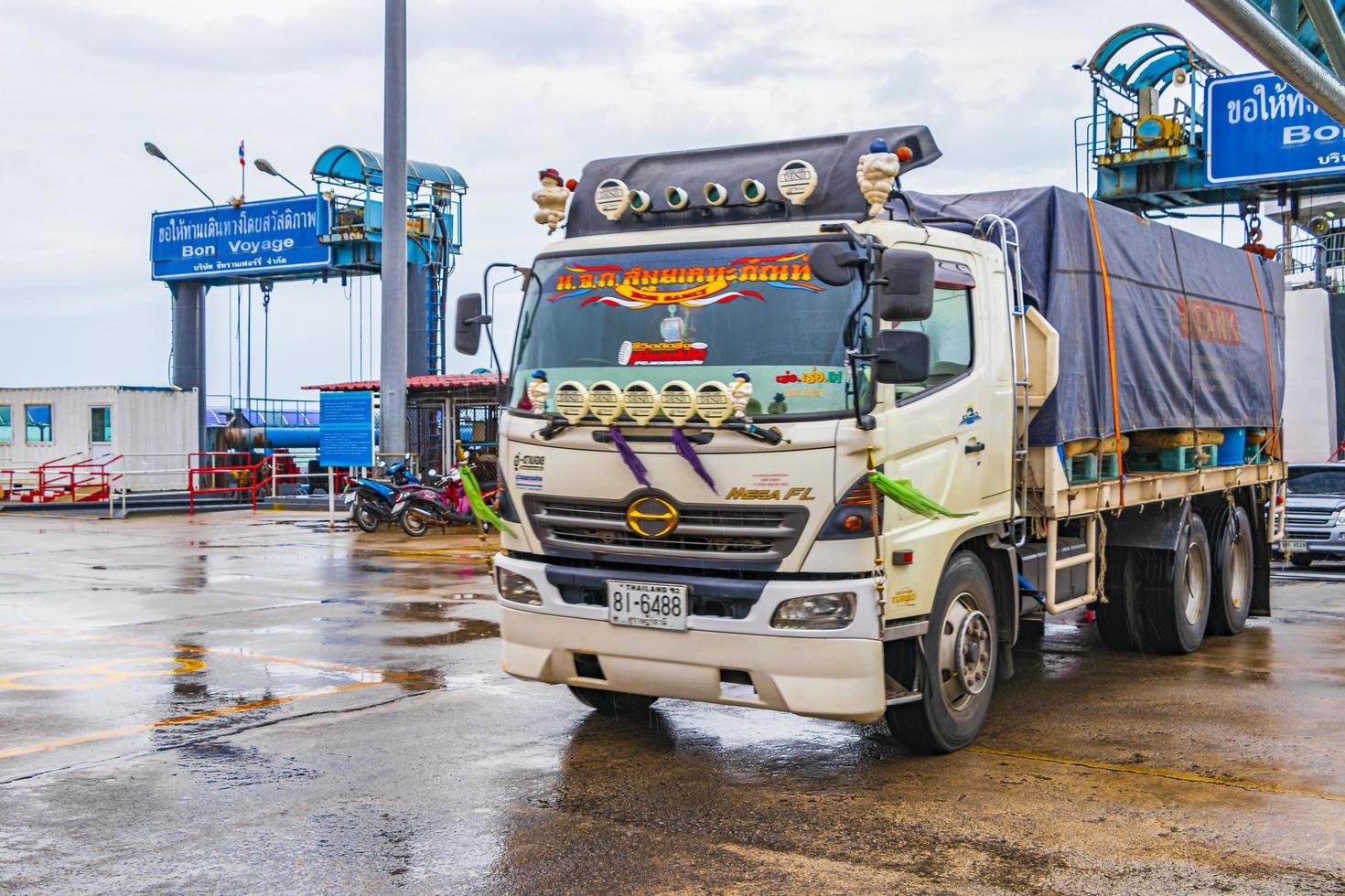 kleurrijke Thaise vrachtwagen verlaat de veerboot op Koh Samui, Thailand, 2018 foto