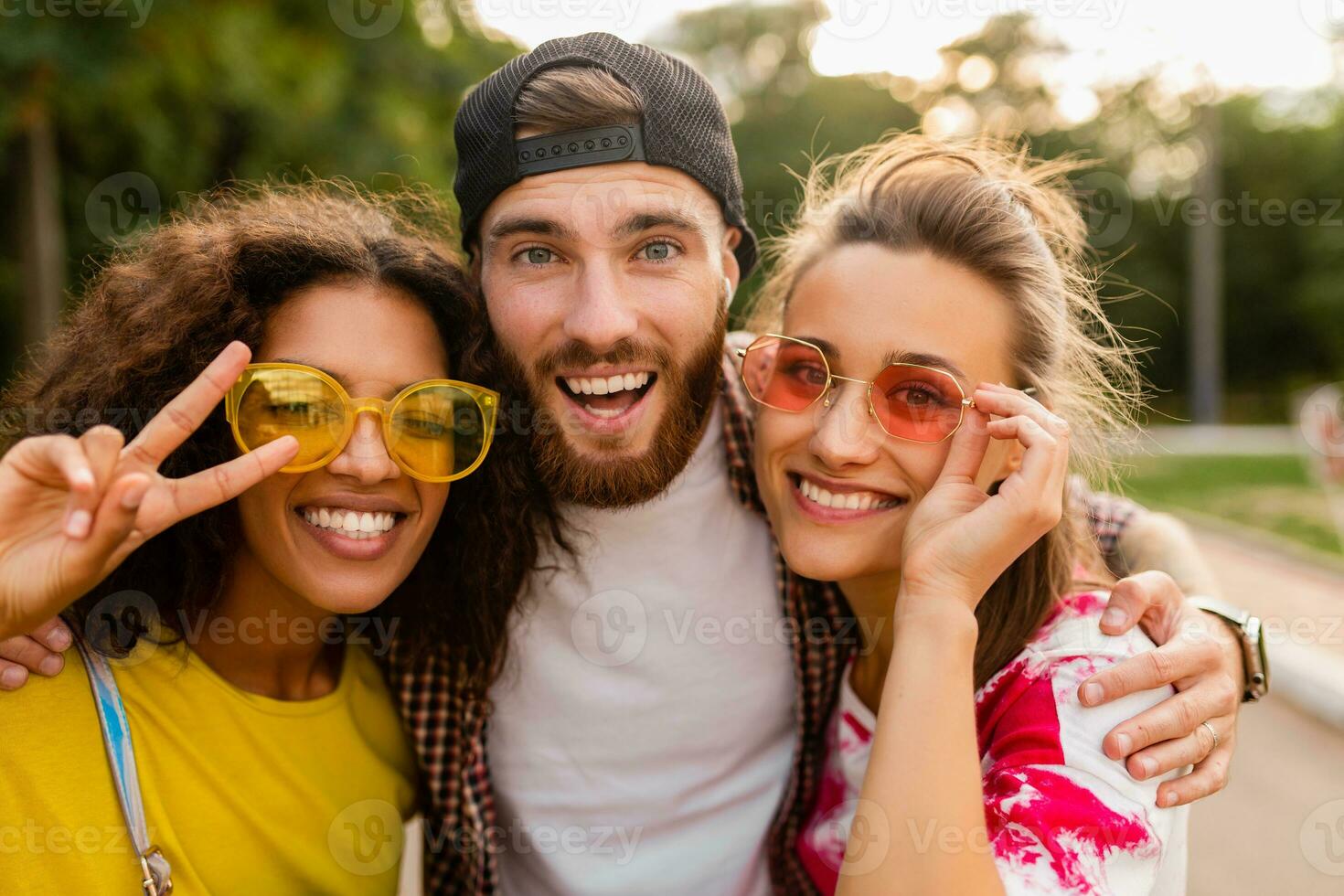 gelukkig jong bedrijf van vrienden hebben pret in park foto