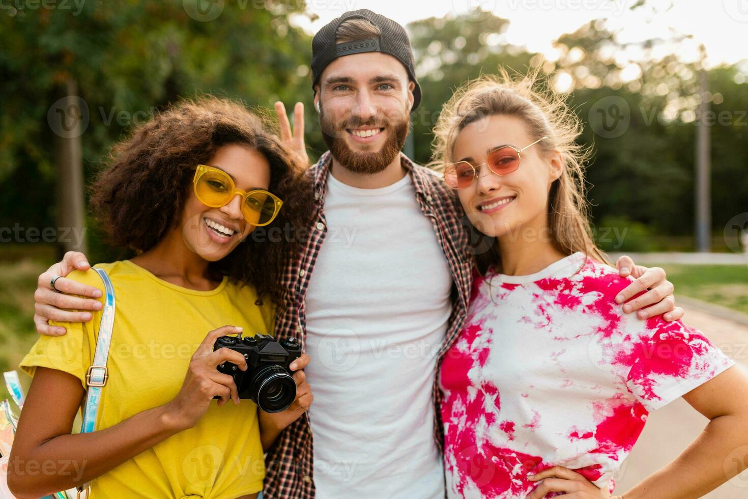 gelukkig jong bedrijf van emotioneel glimlachen vrienden wandelen in park foto