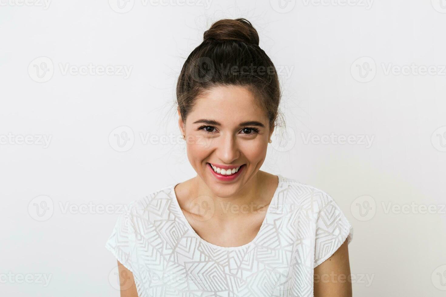 detailopname portret jong mooi vrouw glimlachen in wit t-shirt Aan wit achtergrond, Vrolijk, positief stemming, geïsoleerd, oprecht glimlach foto