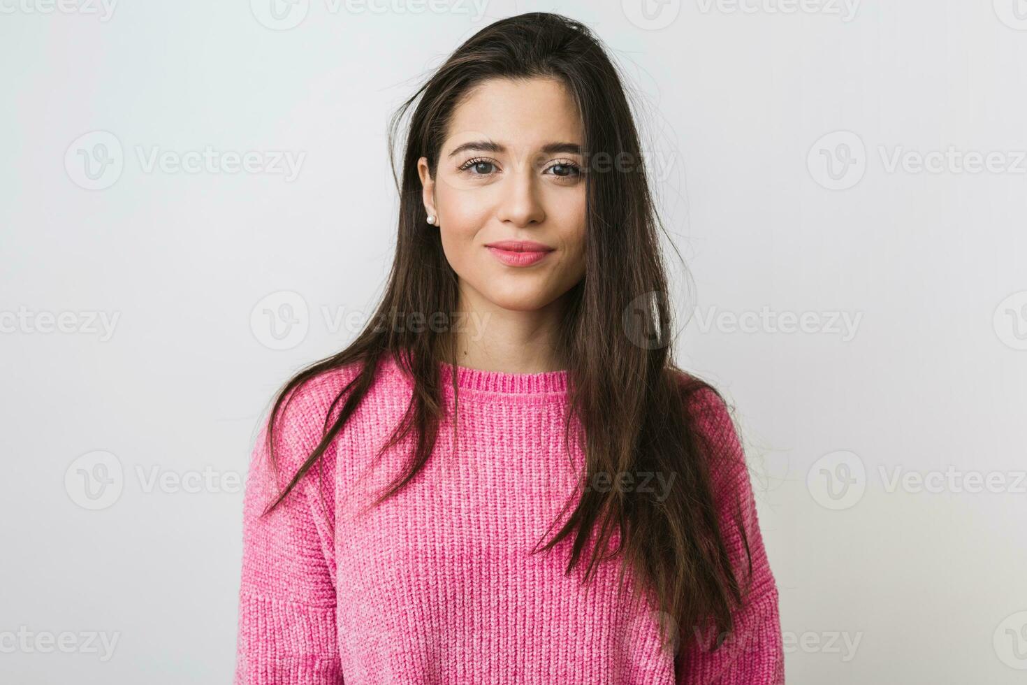 jong en mooi vrouw in roze warm trui, natuurlijk Look, lachend, portret Aan wit studio achtergrond, geïsoleerd, lang haar- foto