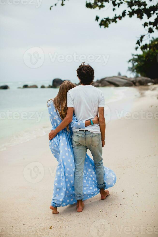 jong elegant hipster paar in liefde Aan tropisch strand foto