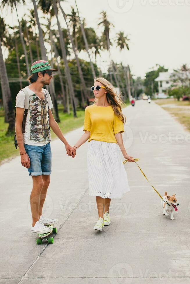 jong elegant hipster paar in liefde Aan vakantie met hond en skateboard foto