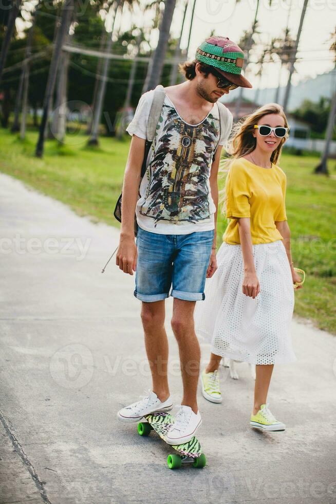 jong elegant hipster paar in liefde Aan vakantie met hond en skateboard foto