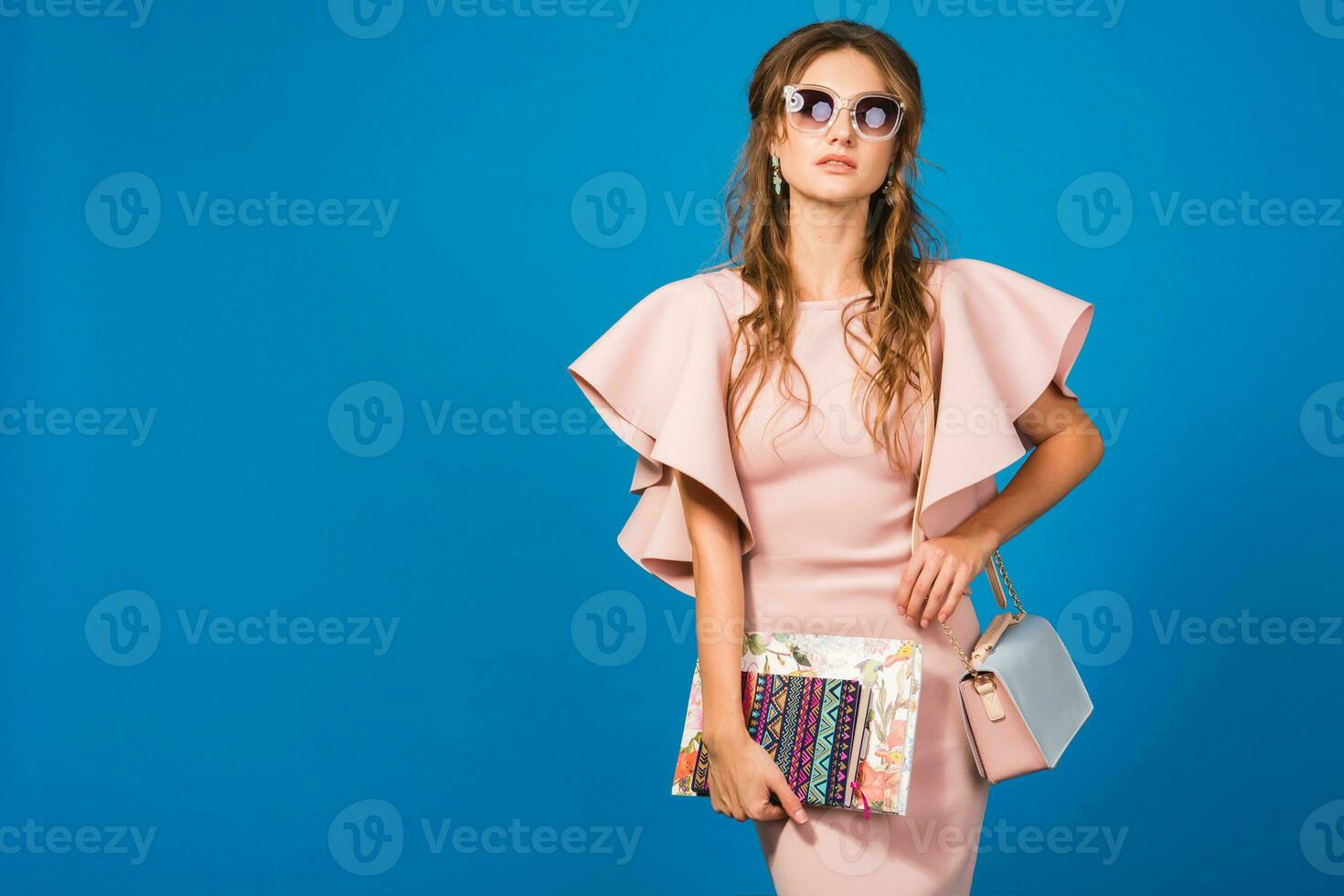 jong elegant sexy vrouw in roze luxe jurk, zomer mode tendens, chique stijl foto