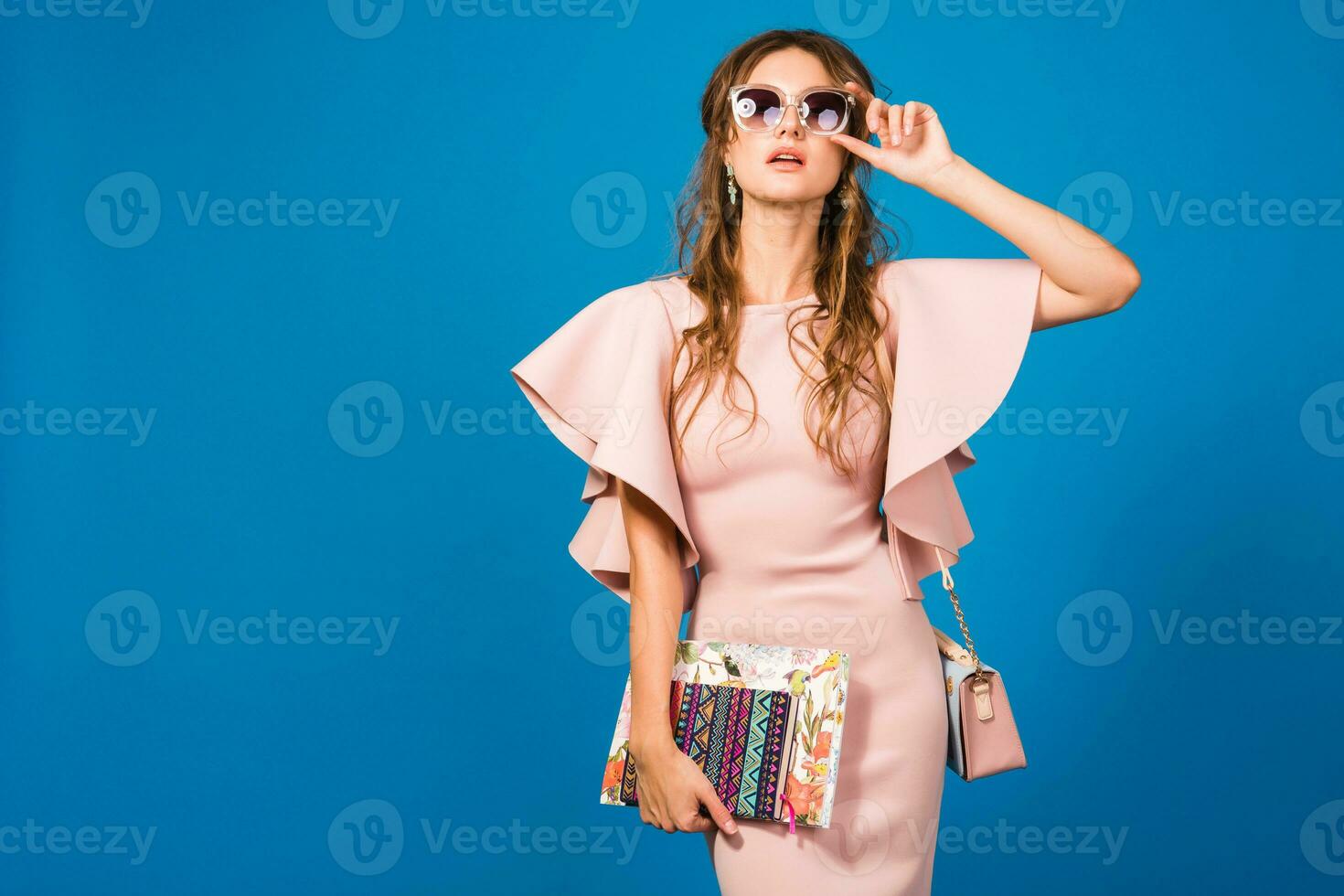 jong elegant sexy vrouw in roze luxe jurk, zomer mode tendens, chique stijl foto