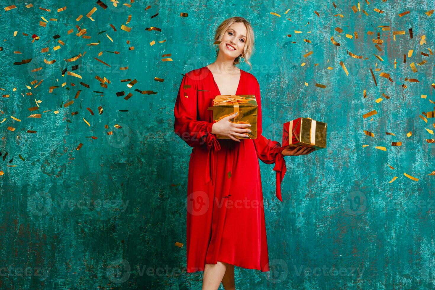 vrouw in rood jurk vieren nieuw jaar Holding presenteert foto