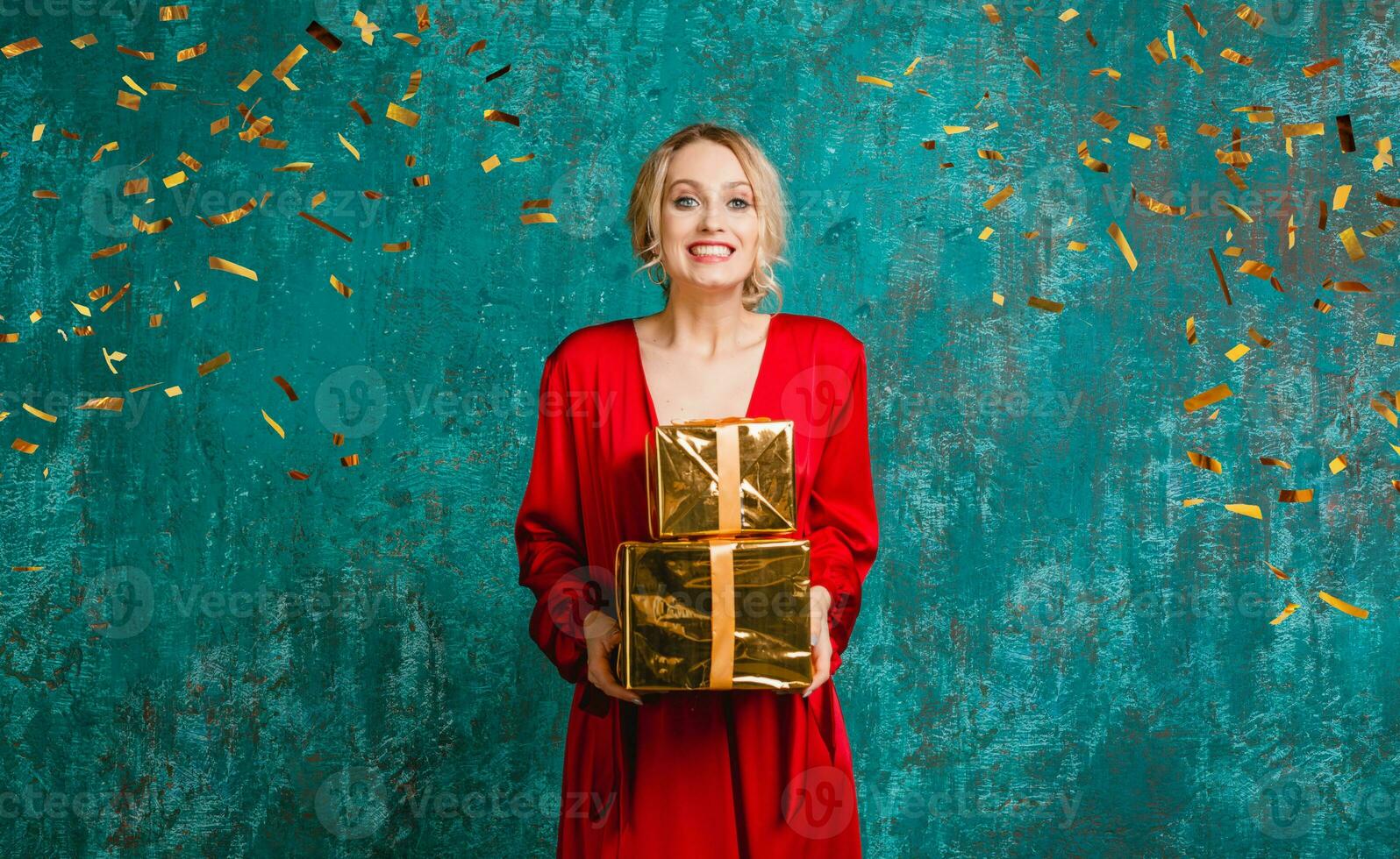 vrouw in rood jurk vieren nieuw jaar Holding presenteert foto