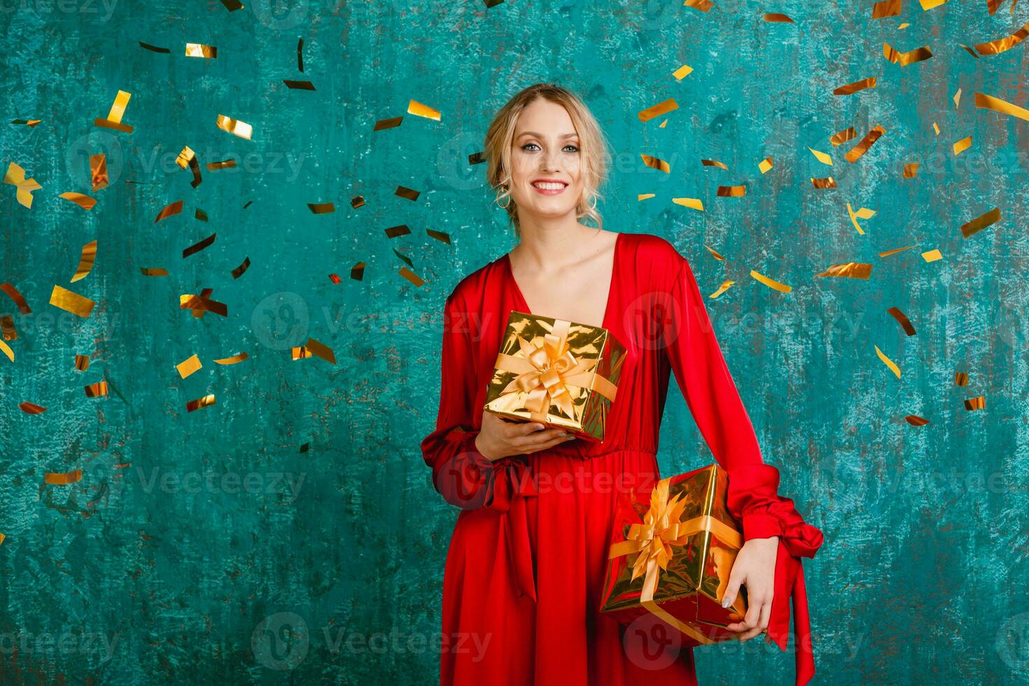 aantrekkelijk gelukkig glimlachen vrouw in elegant rood jurk vieren Kerstmis foto