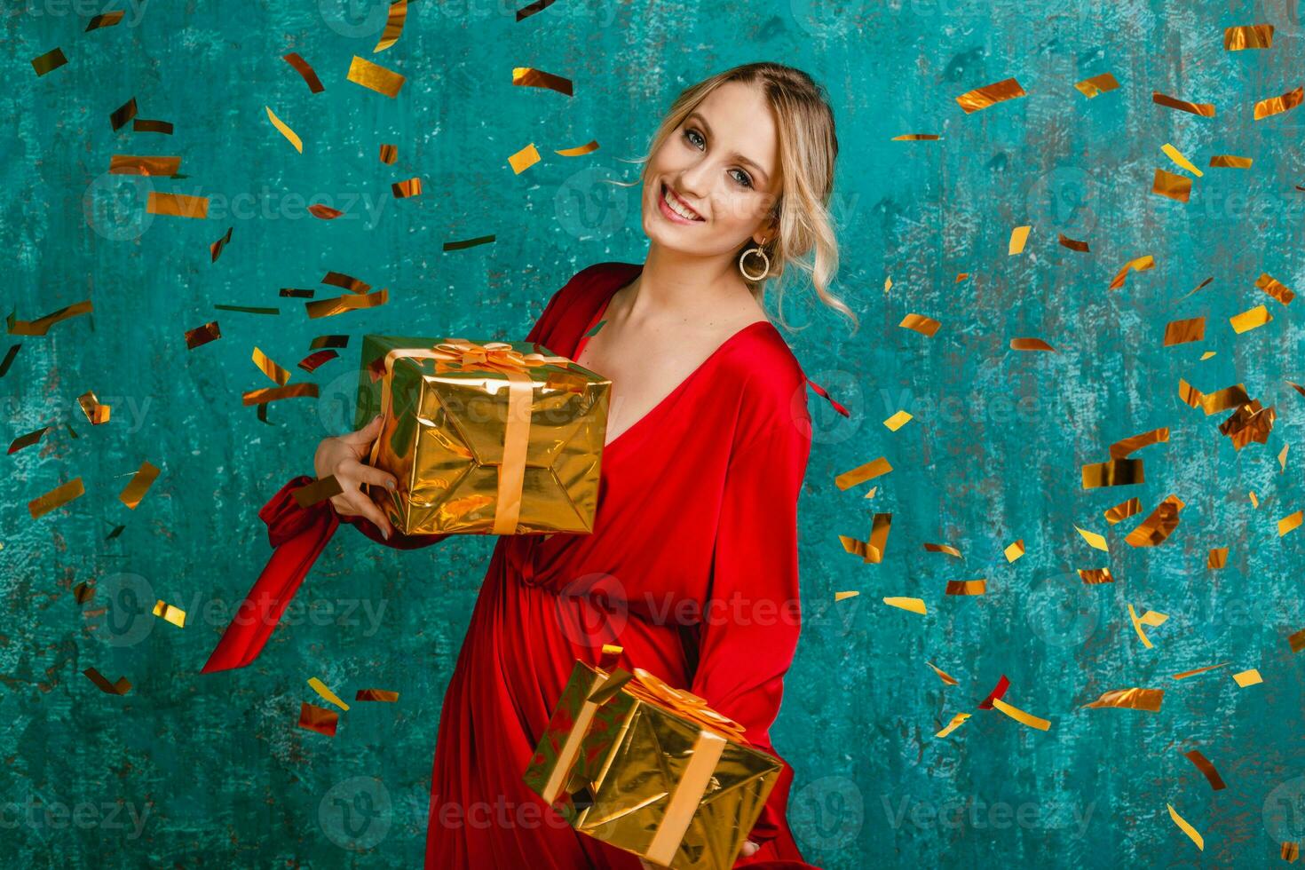 aantrekkelijk gelukkig glimlachen vrouw in elegant rood jurk vieren Kerstmis foto