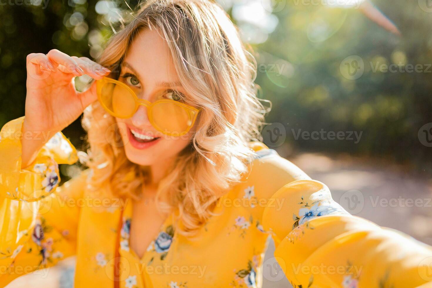 aantrekkelijk blond elegant glimlachen vrouw in geel blouse foto