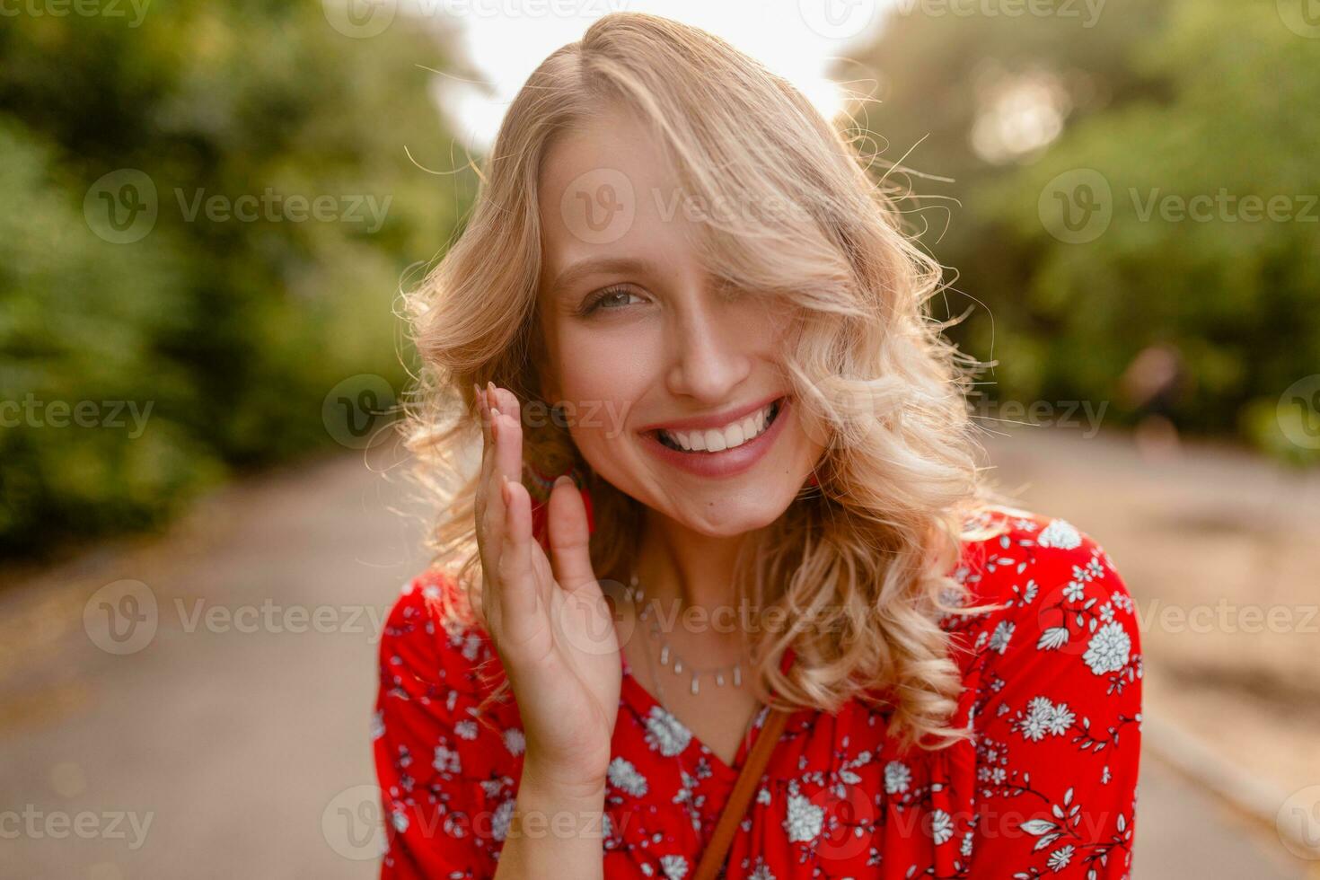 aantrekkelijk elegant blond glimlachen vrouw in rietje rood blouse zomer mode foto