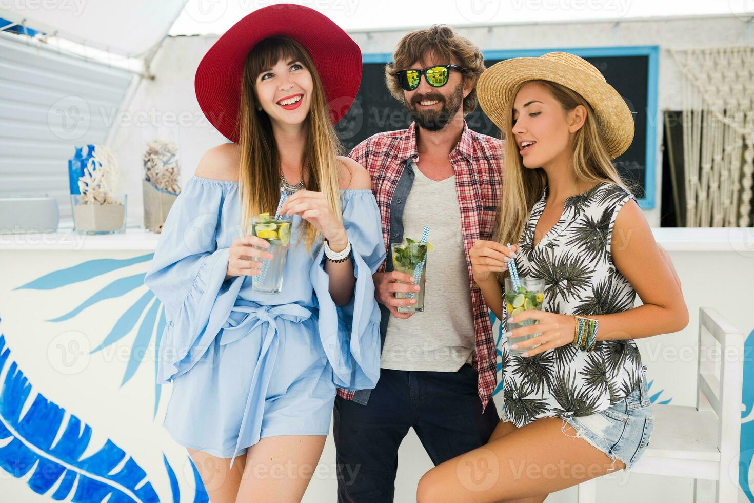 jong hipster bedrijf van vrienden Aan vakantie foto