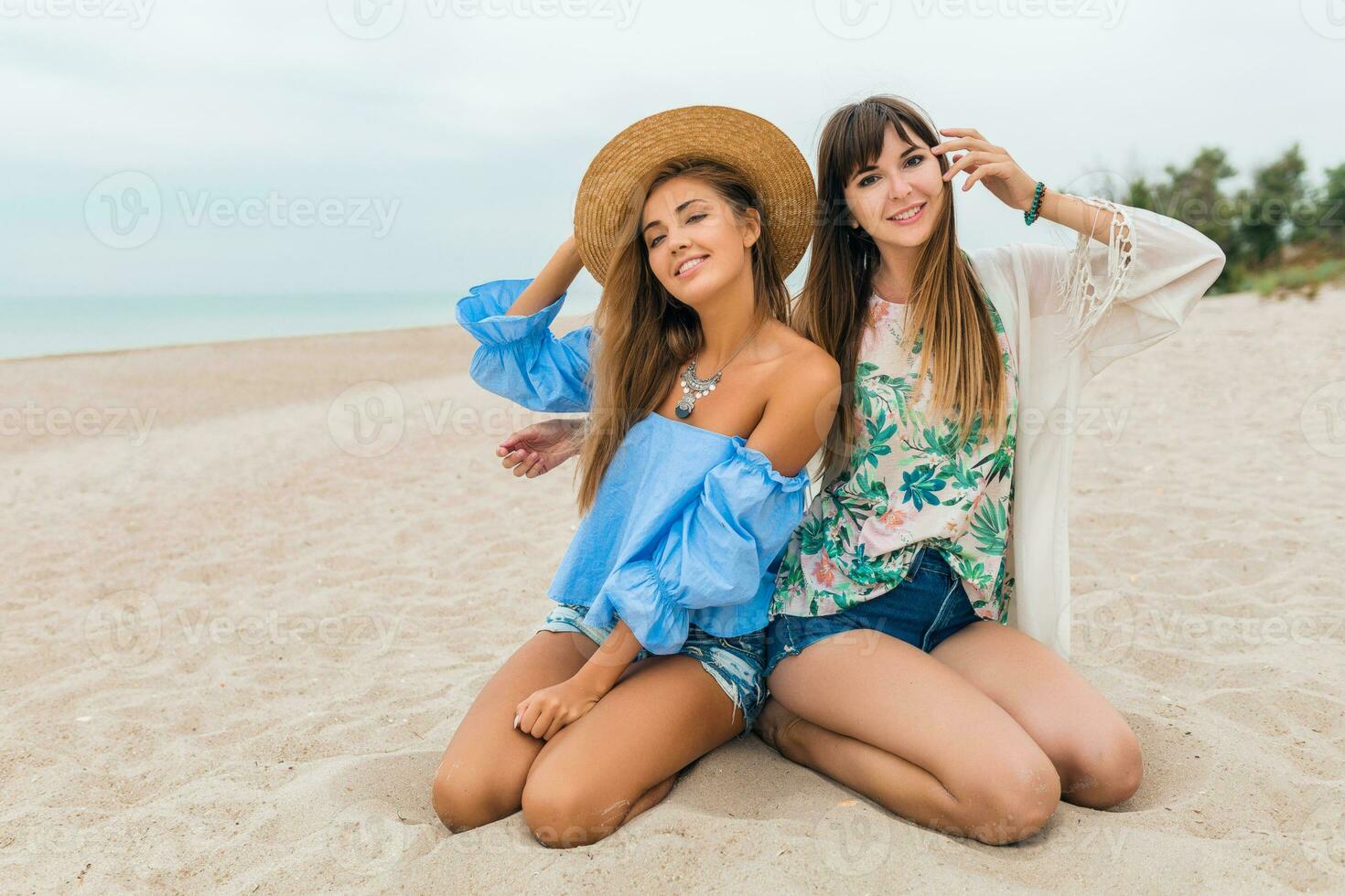 elegant mooi Dames Aan zomer vakantie Aan tropisch strand foto