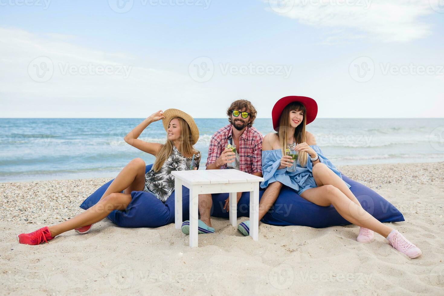 jong hipster bedrijf van vrienden Aan vakantie foto