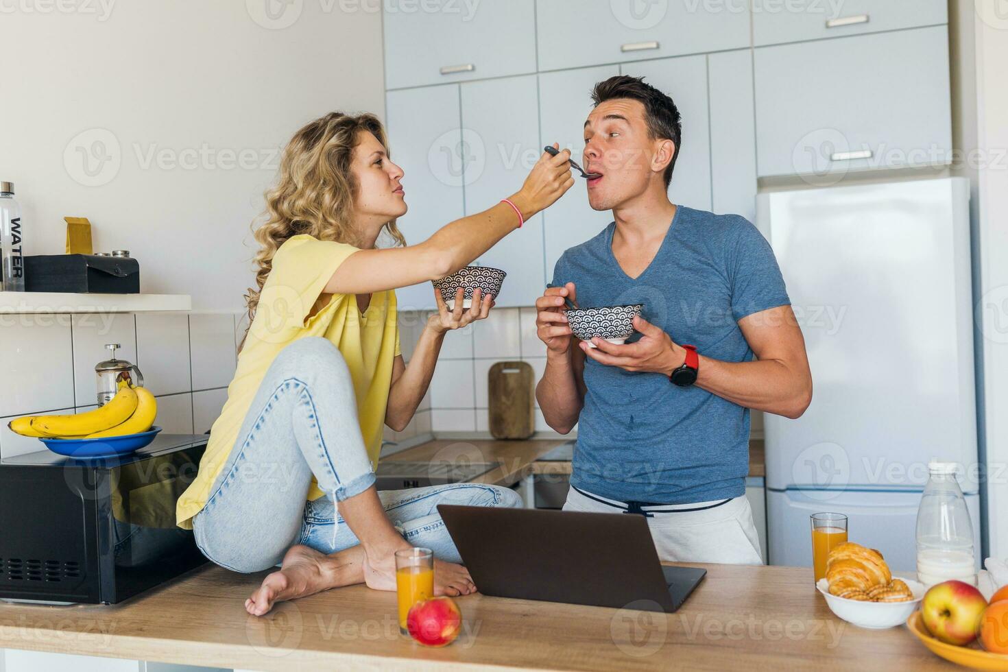 jong aantrekkelijk paar van Mens en vrouw Koken ontbijt samen in ochtend- Bij keuken foto