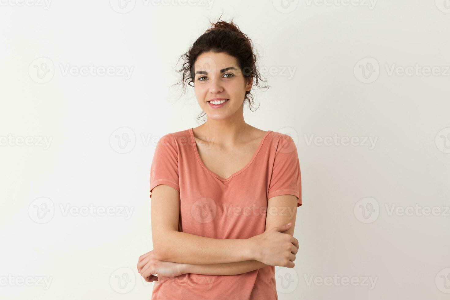 portret van jong natuurlijk op zoek glimlachen gelukkig hipster mooi vrouw in roze overhemd foto