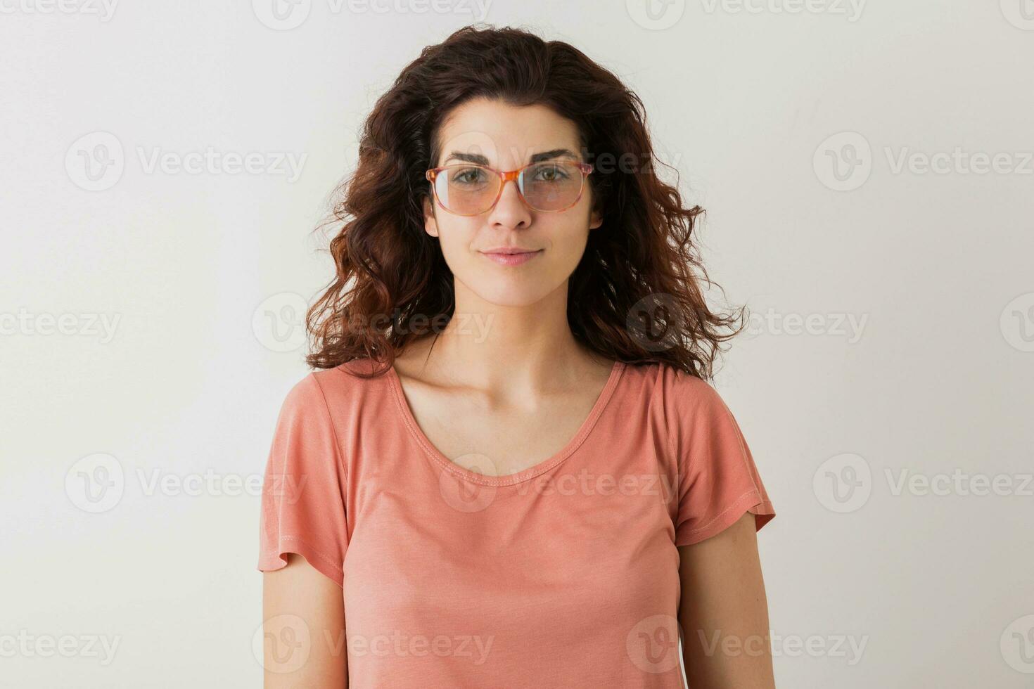 portret van jong natuurlijk op zoek glimlachen gelukkig hipster mooi vrouw in roze overhemd foto