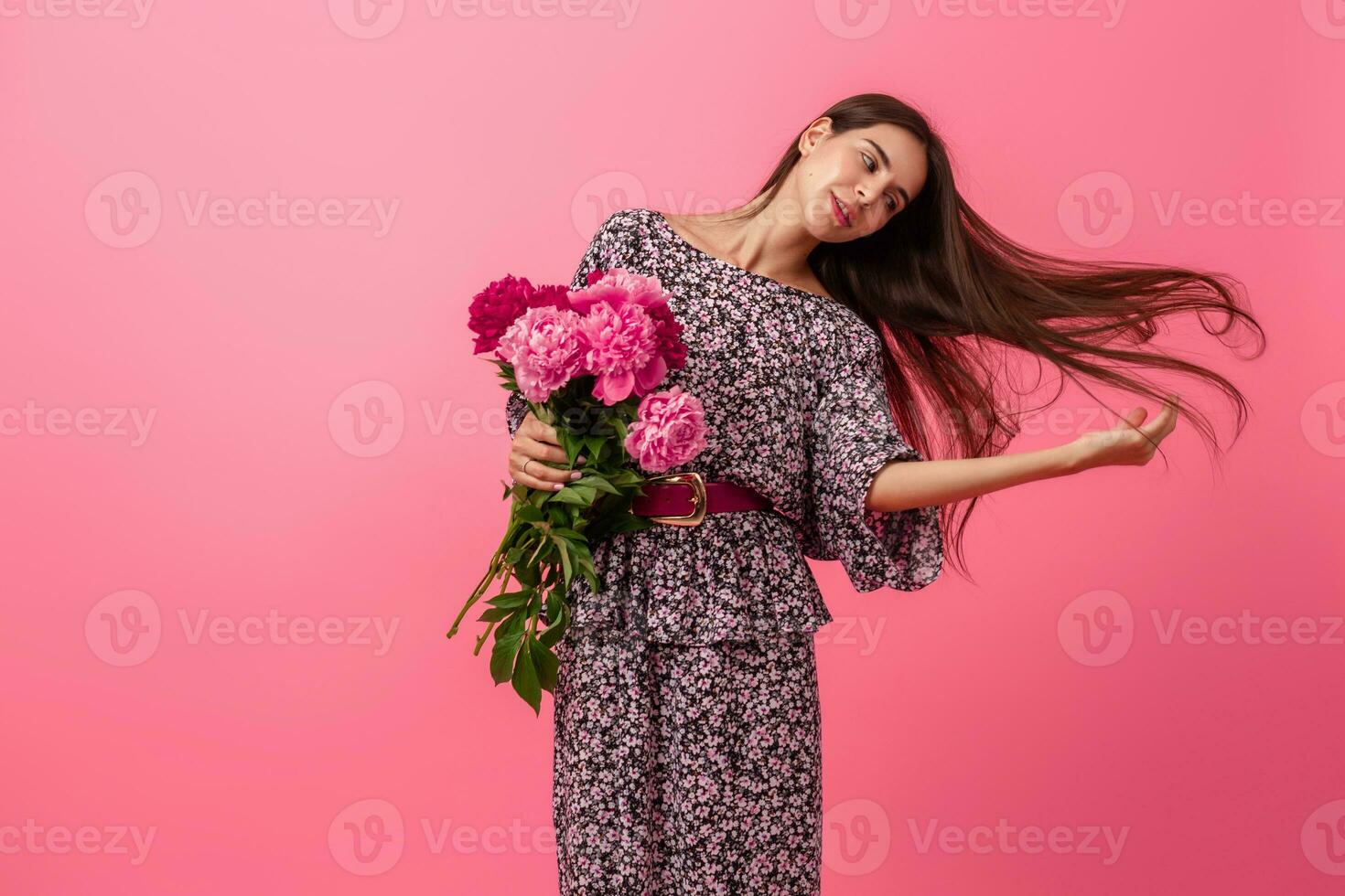 vrouw stijl Aan roze achtergrond foto