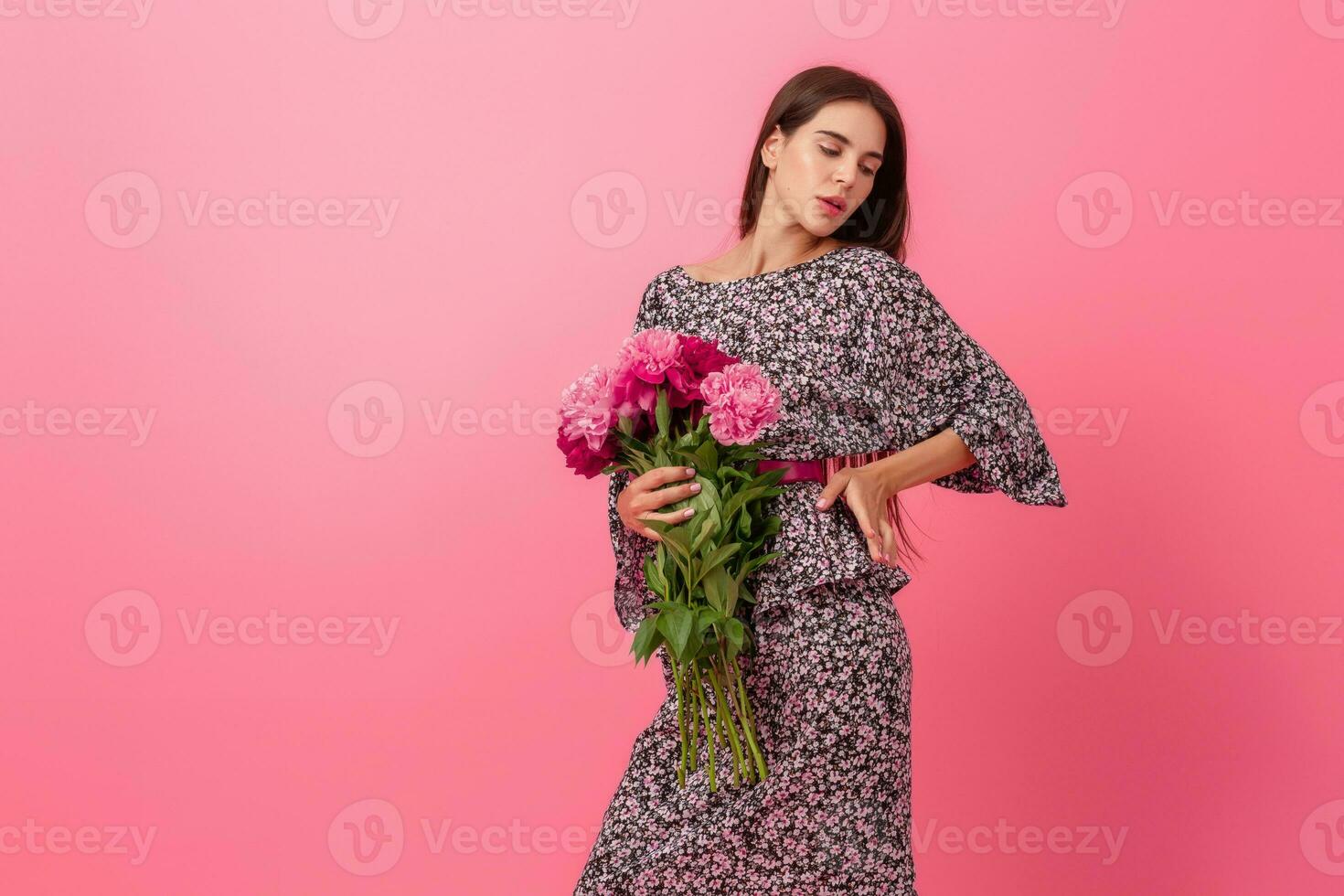 vrouw stijl Aan roze achtergrond foto