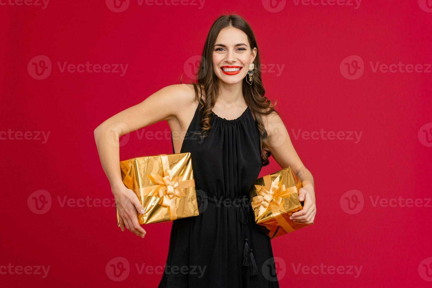 aantrekkelijk vrouw vieren Kerstmis Aan rood achtergrond foto