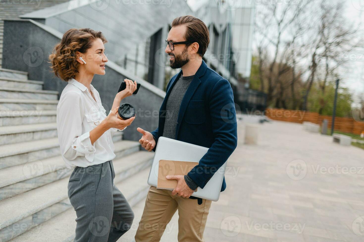 Mens en vrouw bedrijf partners werken samen foto