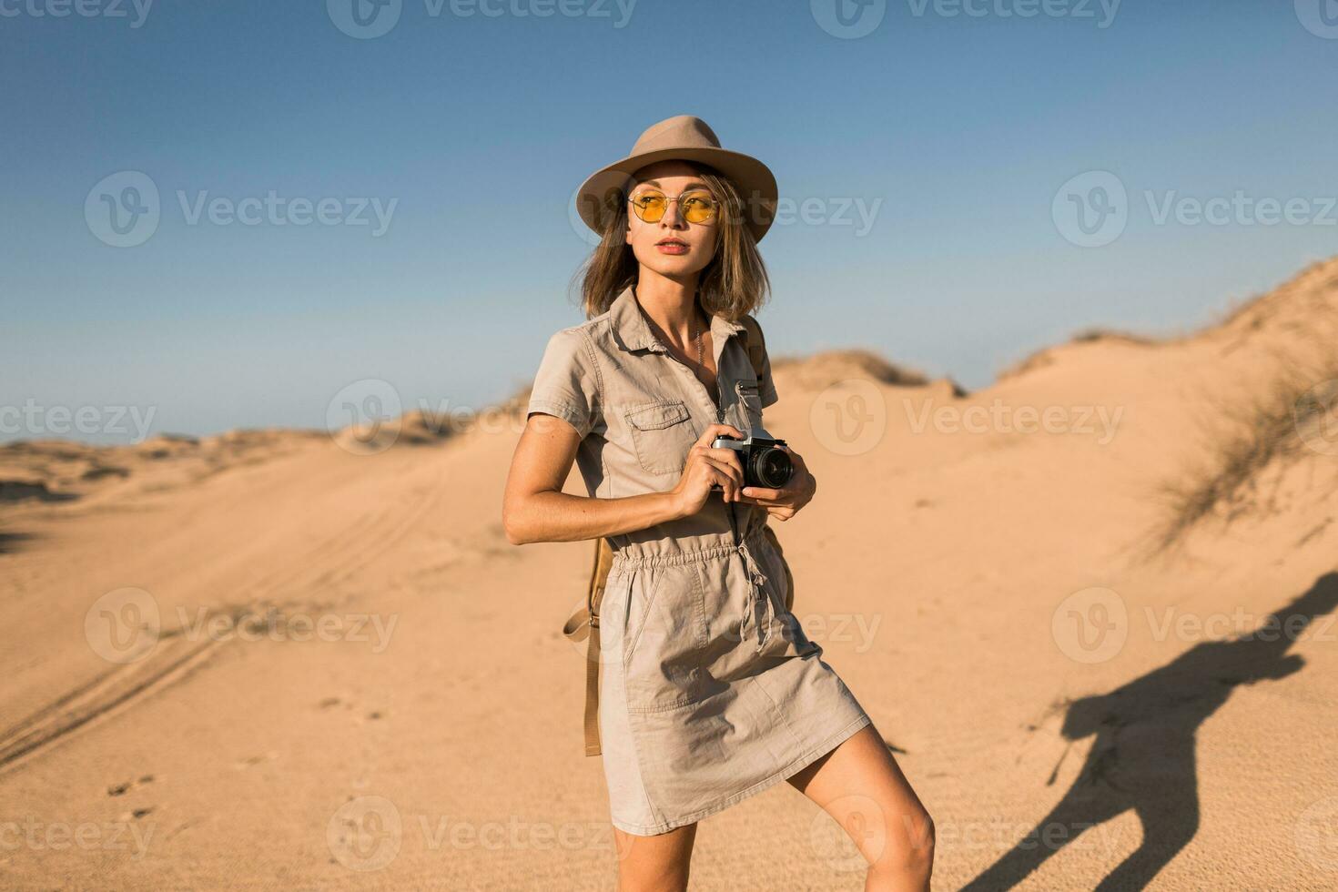 vrouw in woestijn wandelen Aan safari foto