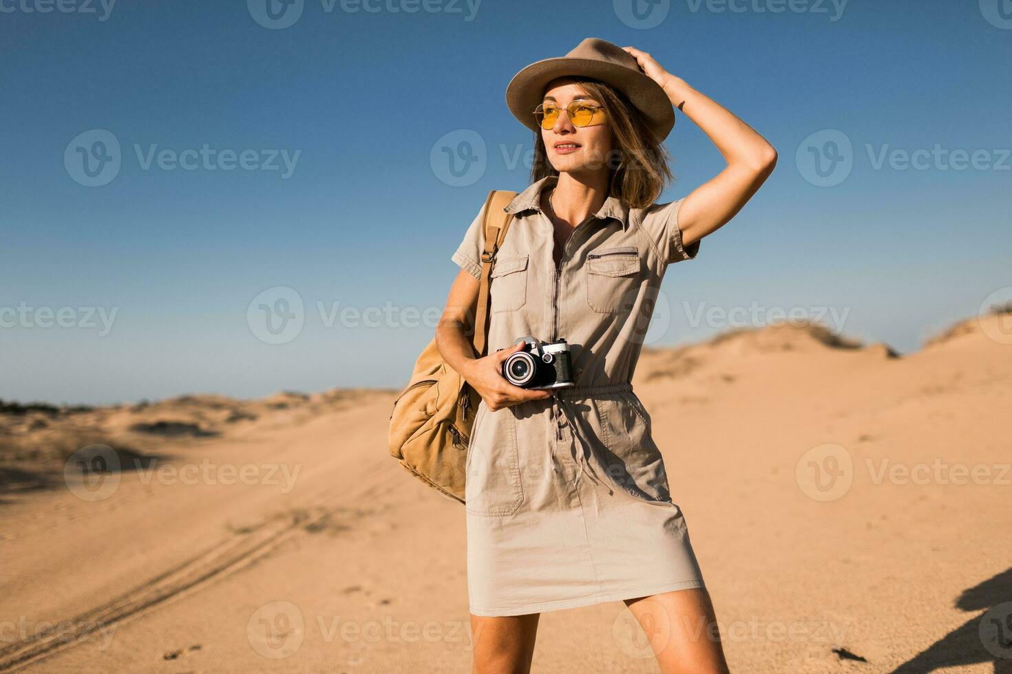 vrouw in woestijn wandelen Aan safari foto