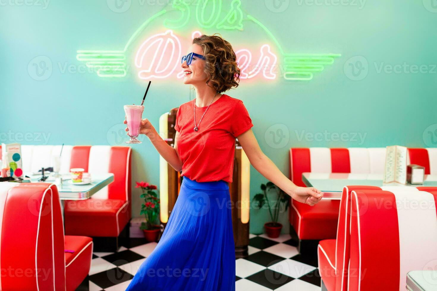 elegant glimlachen vrouw in retro wijnoogst cafe foto