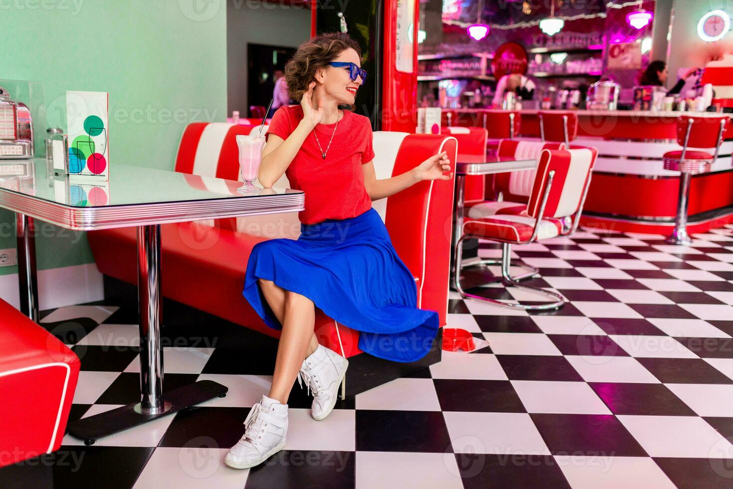 elegant glimlachen vrouw in retro wijnoogst cafe foto