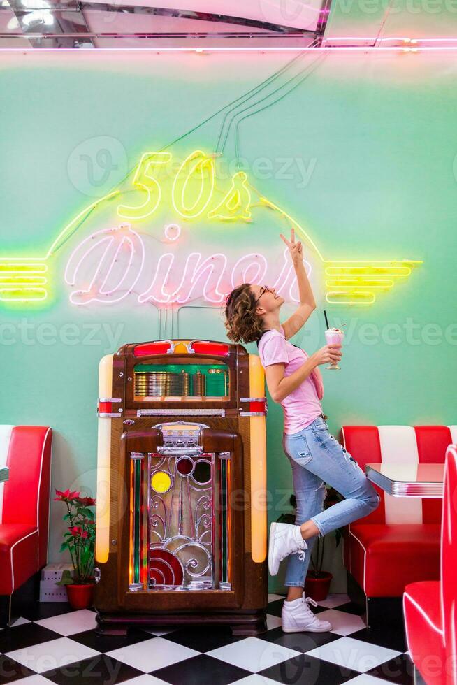 elegant glimlachen vrouw in retro wijnoogst cafe foto