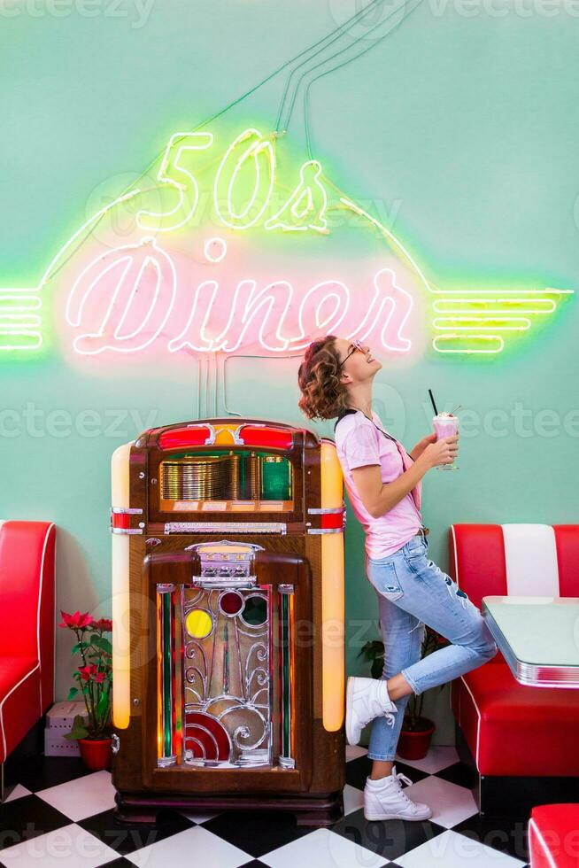 elegant glimlachen vrouw in retro wijnoogst cafe foto