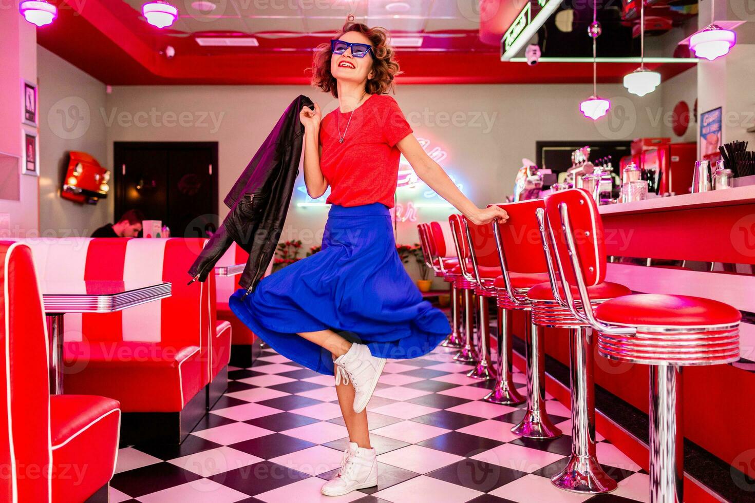 elegant glimlachen vrouw in retro wijnoogst cafe foto