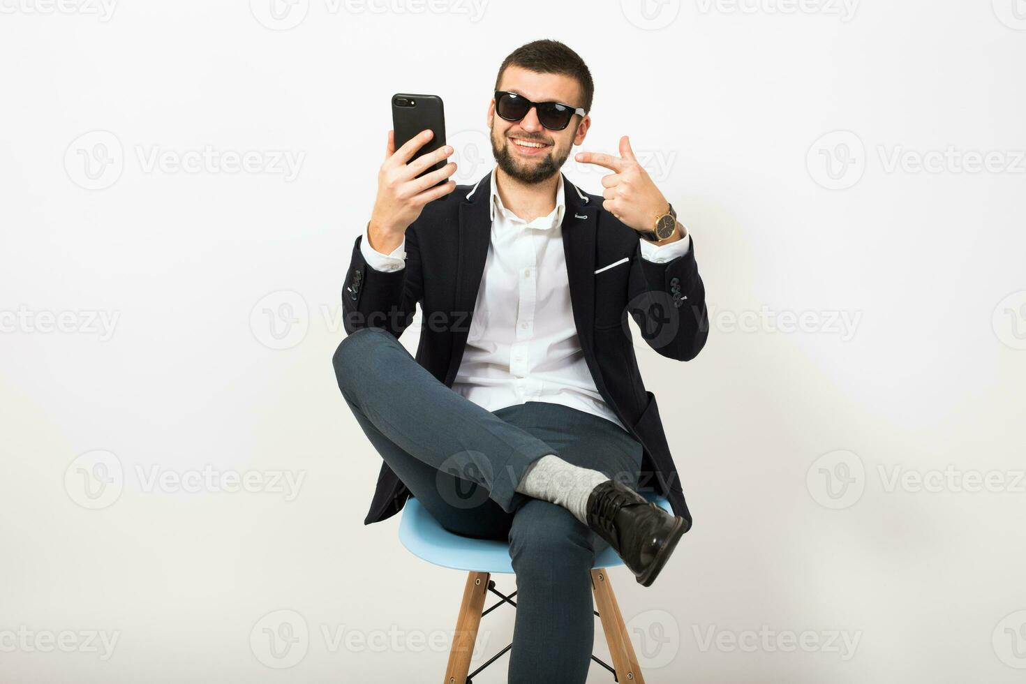 jong knap elegant hipster Mens in zwart jasje werken Bij kantoor tafel, bedrijf stijl foto