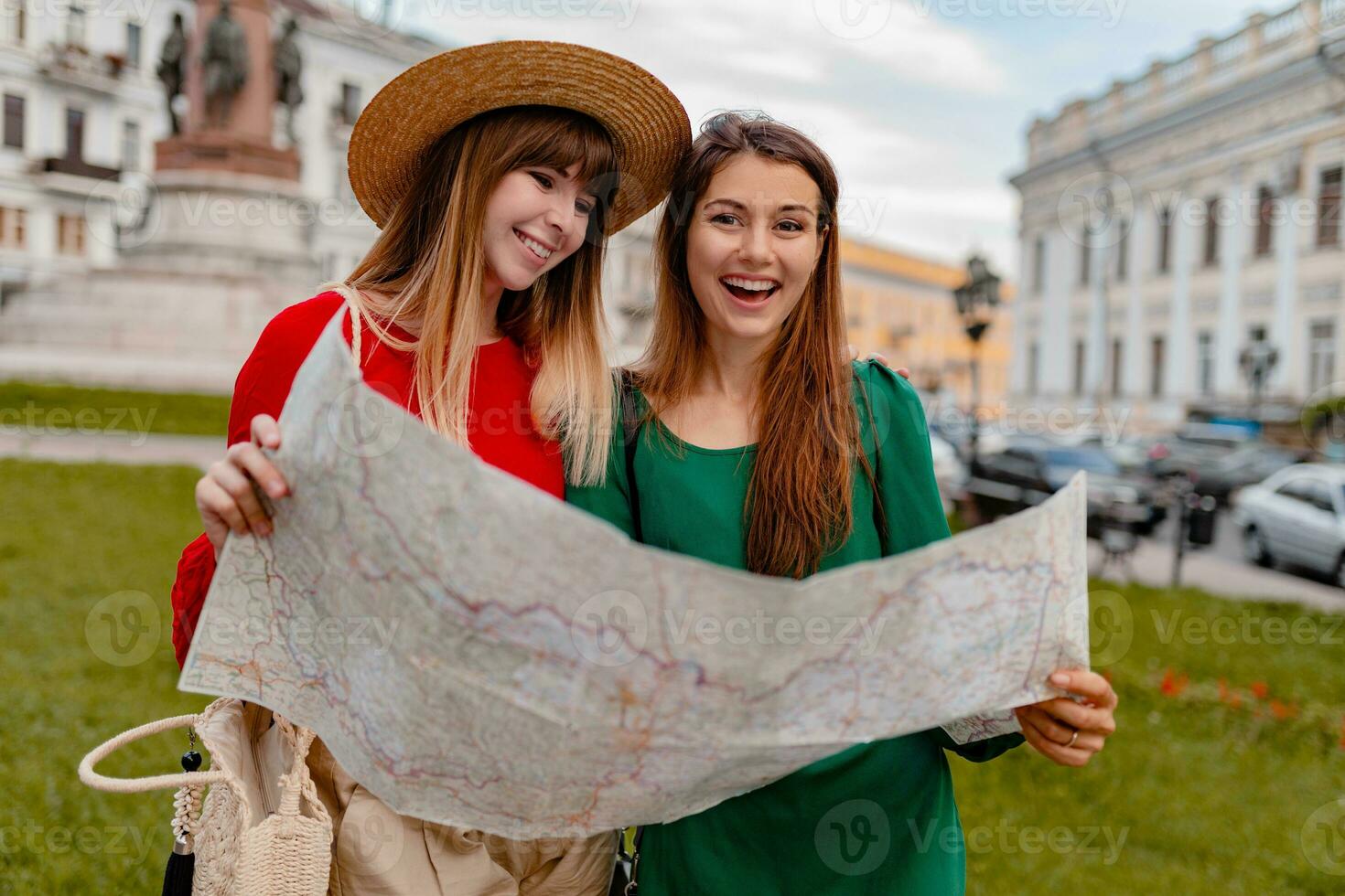 elegant jong Dames op reis samen zomer mode stijl foto